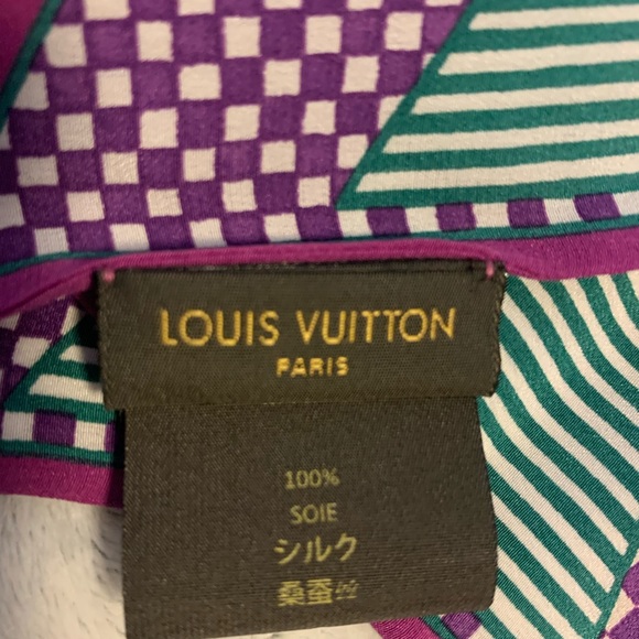 LOUIS VUITTON
Bandeau Silk Scarf 🧣 - Picture 3 of 4